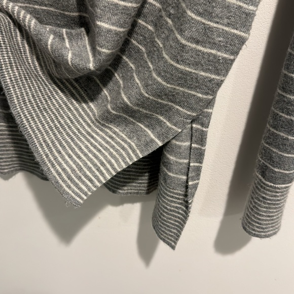 GAP Gray & White Striped Scoop Neck Sweater Sz L - Picture 4 of 6